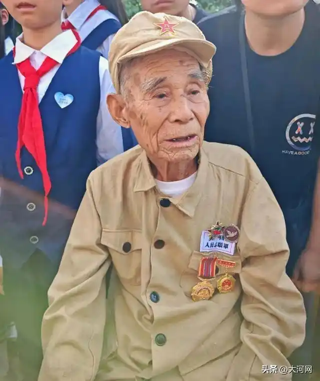 沈阳抗美援朝烈士陵园欢迎老兵_73岁老人赶到沈阳迎烈士父亲回国_志愿军烈士遗骸沈阳迎接仪式