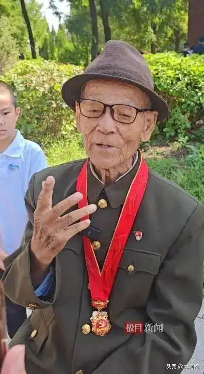 73岁老人赶到沈阳迎烈士父亲回国_志愿军烈士遗骸沈阳迎接仪式_沈阳抗美援朝烈士陵园欢迎老兵