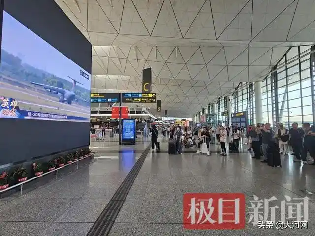 73岁老人赶到沈阳迎烈士父亲回国_志愿军烈士遗骸沈阳迎接仪式_沈阳抗美援朝烈士陵园欢迎老兵