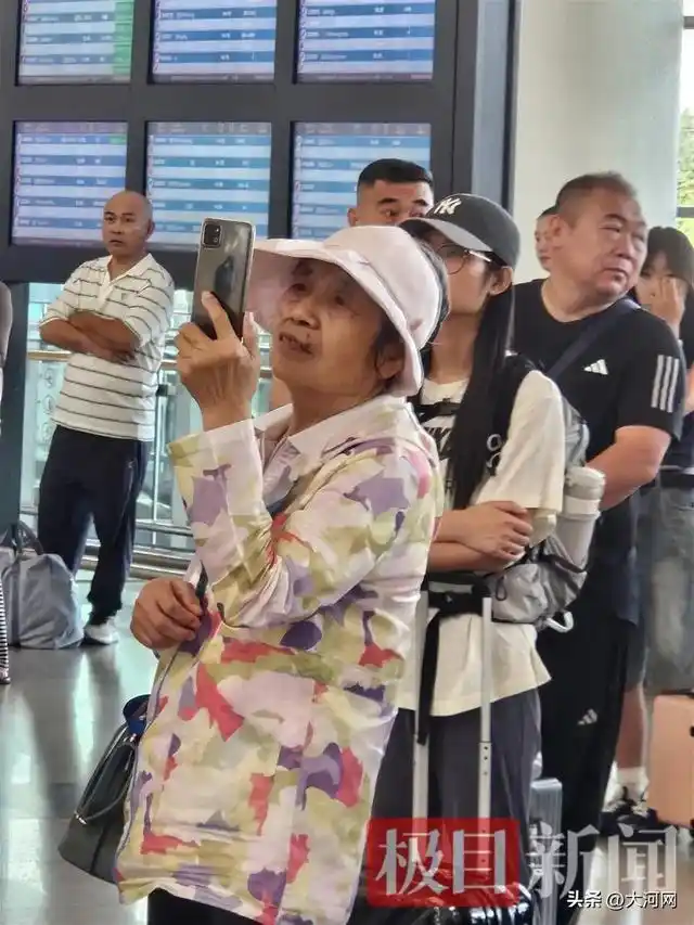 志愿军烈士遗骸沈阳迎接仪式_73岁老人赶到沈阳迎烈士父亲回国_沈阳抗美援朝烈士陵园欢迎老兵
