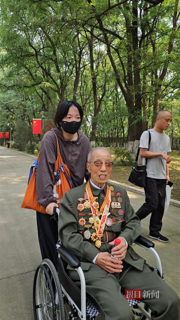 91岁老兵时隔70多年重返沈阳抗美援朝烈士陵园，他家有三位烈士，与他一起跨过鸭绿江的二叔英勇牺牲