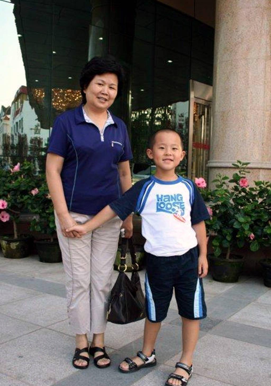离开央视新闻联播的著名主播故事_央视新闻联播离职主播名单_中央13台新闻主持人
