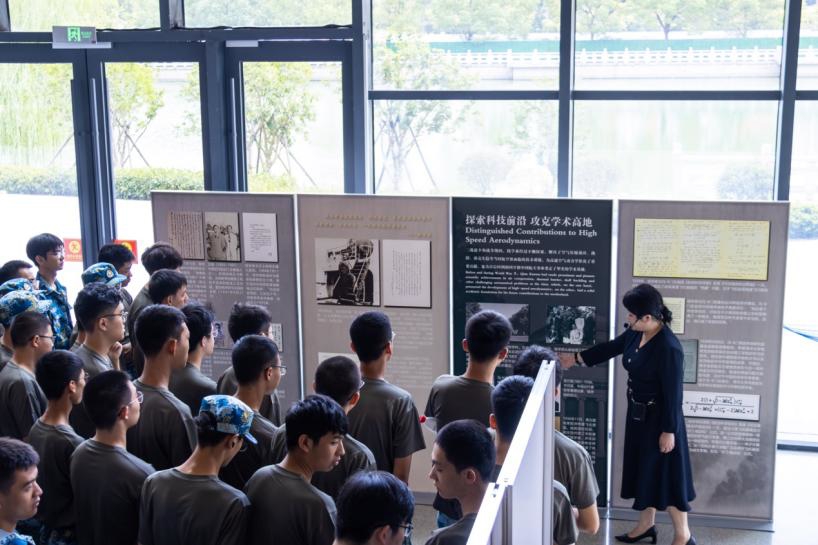 参加九三阅兵的学员亮相开学典礼_交大研究生开学典礼 九三阅兵式 国防科技贡献者_上海交通大学开学典礼 九三阅兵元素 校园活动