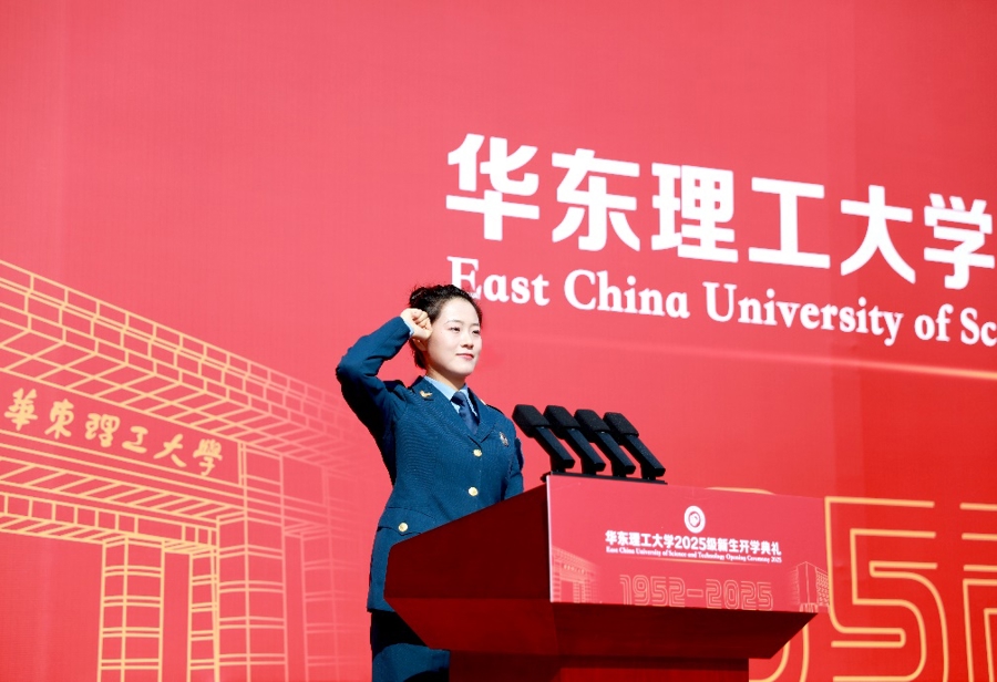 交大研究生开学典礼 九三阅兵式 国防科技贡献者_上海交通大学开学典礼 九三阅兵元素 校园活动_参加九三阅兵的学员亮相开学典礼