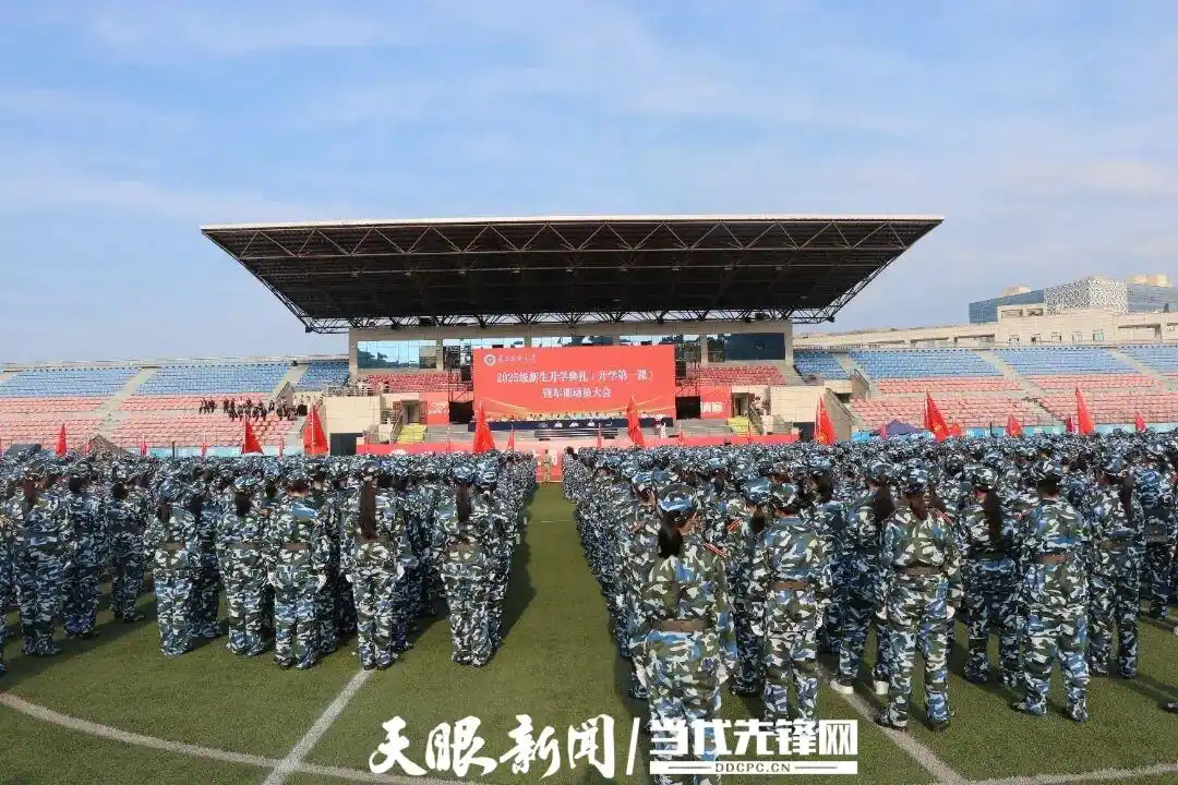 参加九三阅兵的学员亮相开学典礼_军训动员大会直播_遵义医科大学开学典礼