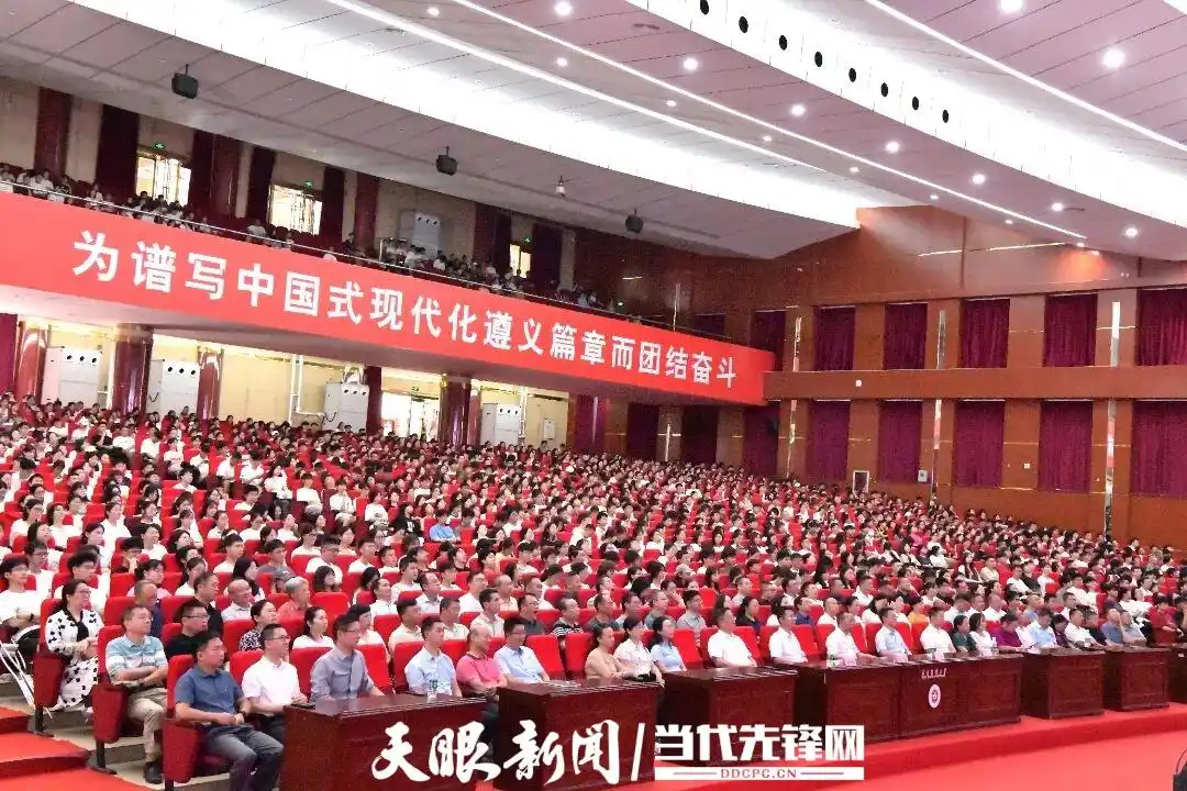 军训动员大会直播_遵义医科大学开学典礼_参加九三阅兵的学员亮相开学典礼
