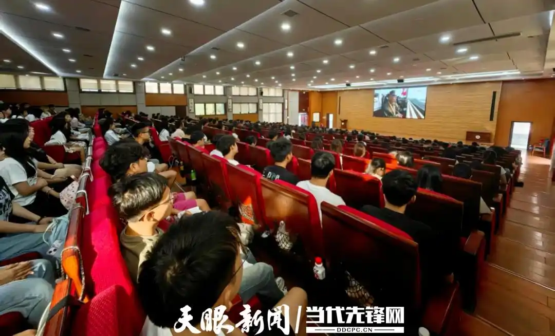 遵义医科大学开学典礼_军训动员大会直播_参加九三阅兵的学员亮相开学典礼