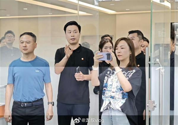 雷军：小米17对标iphone 正面迎战_小米17系列全面对标iPhone17_小米17ProMax巅峰科技影像旗舰