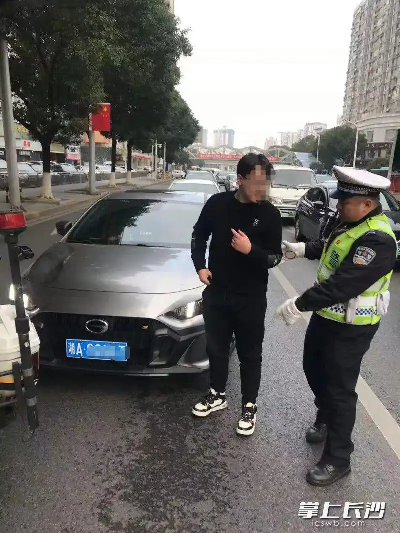 又是“宿醉”！男子开车等红灯时竟睡着了