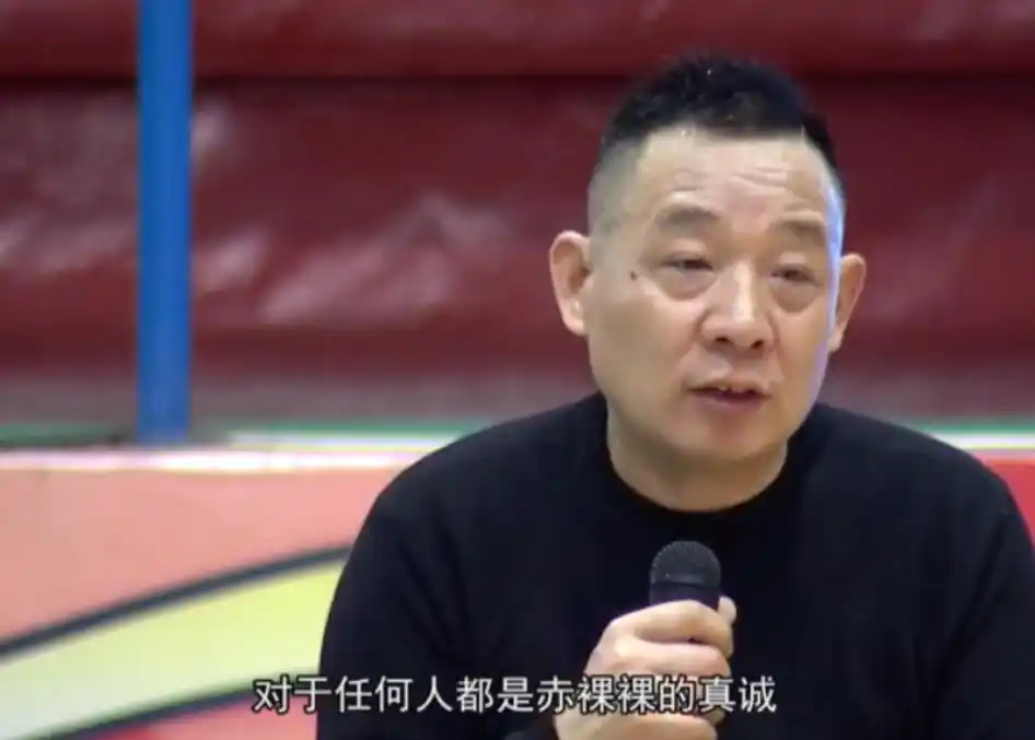 胖东来高薪招聘条件_胖东来本科学历岗位要求_名校生挤爆胖东来的保安保洁岗