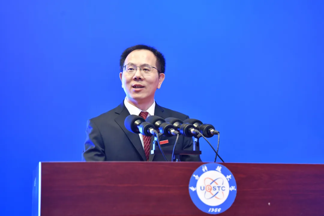高校校长开学致辞_新学期寄语_浙江一大学校长开学讲话：少刷小红书