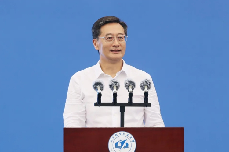高校校长开学致辞_浙江一大学校长开学讲话：少刷小红书_新学期寄语