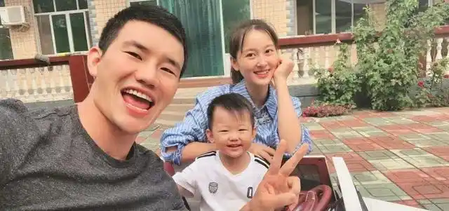 网络带货主播遭遇假货事件_潘长江连线谢孟伟教育带货_“嘎子”谢孟伟回应直播穿警服骂人