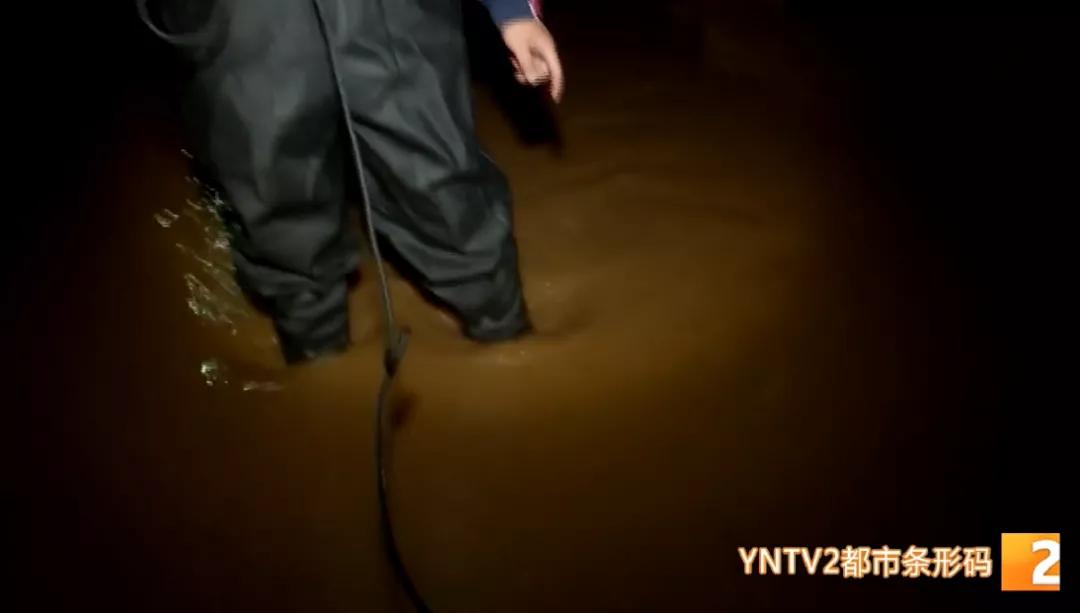 昆明大河埂村暴雨内涝救援_昆明消防暴雨夜营救被困人员_昆明暴雨淹水