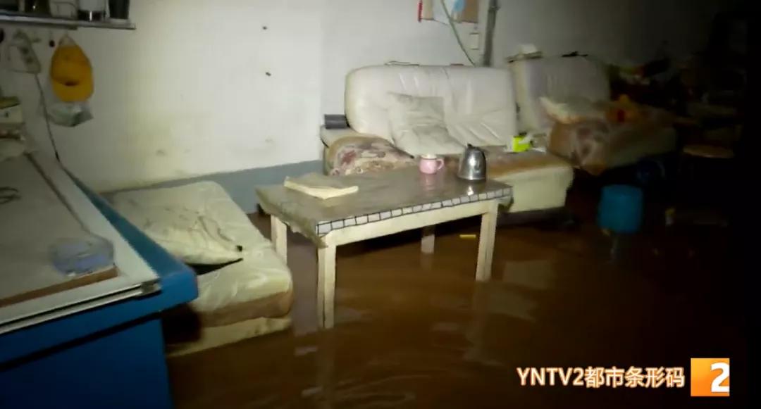 昆明大河埂村暴雨内涝救援_昆明消防暴雨夜营救被困人员_昆明暴雨淹水