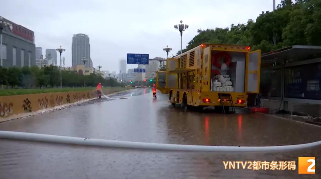 昆明大河埂村暴雨内涝救援_昆明暴雨淹水_昆明消防暴雨夜营救被困人员