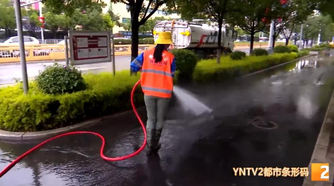 昆明暴雨淹水_昆明大河埂村暴雨内涝救援_昆明消防暴雨夜营救被困人员