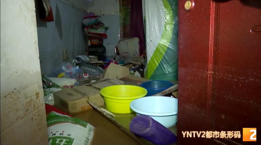 昆明暴雨淹水_昆明大河埂村暴雨内涝救援_昆明消防暴雨夜营救被困人员