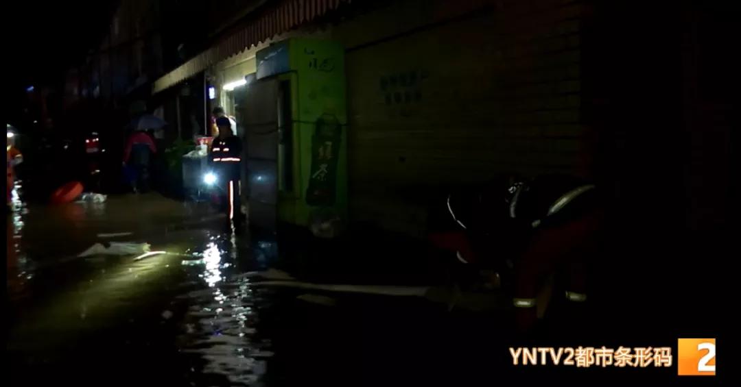 昆明消防暴雨夜营救被困人员_昆明大河埂村暴雨内涝救援_昆明暴雨淹水