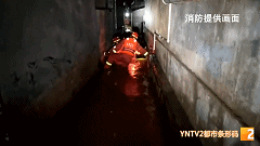 昆明消防暴雨夜营救被困人员_昆明大河埂村暴雨内涝救援_昆明暴雨淹水