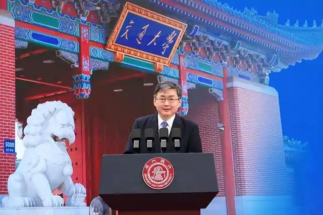 上海大学校长寄语_AI时代核心竞争力_浙江一大学校长开学讲话：少刷小红书