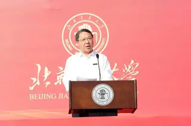 AI时代核心竞争力_上海大学校长寄语_浙江一大学校长开学讲话：少刷小红书