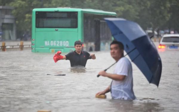 河南暴雨影响交通情况_昆明暴雨淹水_河南特大暴雨救援电话