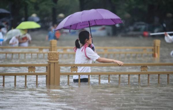 昆明暴雨淹水_河南暴雨影响交通情况_河南特大暴雨救援电话