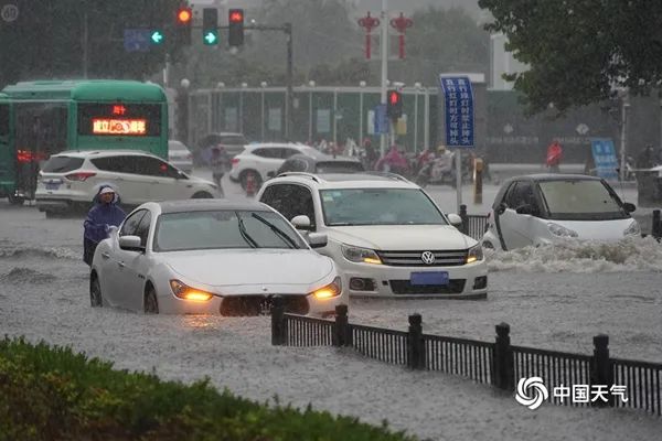 河南特大暴雨救援电话_昆明暴雨淹水_河南暴雨影响交通情况