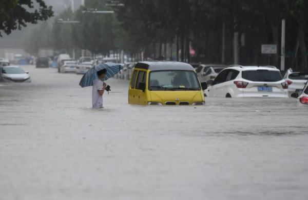 河南特大暴雨救援电话_昆明暴雨淹水_河南暴雨影响交通情况