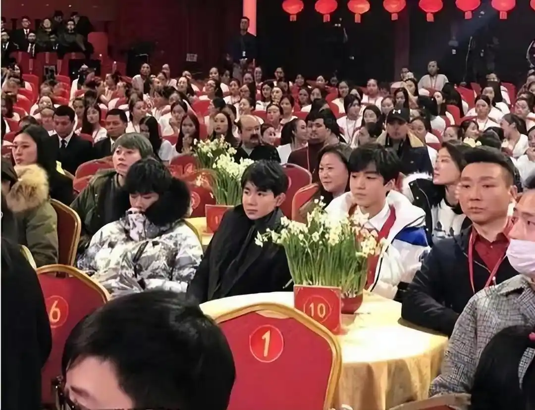 春晚从不对外售票，那台下的观众都是咋去的？看完瞬间涨知识了！
