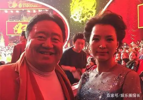 “春晚笑脸哥”和90岁高龄父亲共进晚餐，20年来首度公开家庭背景
