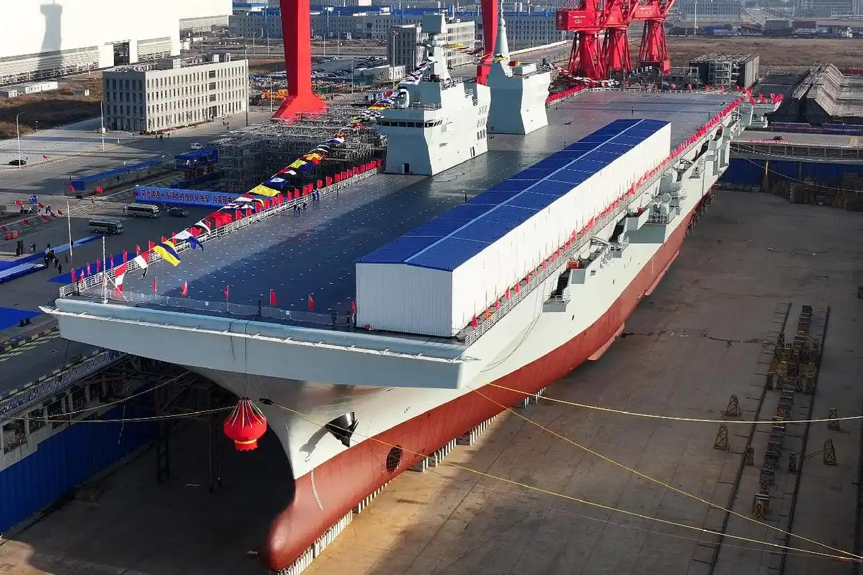 为什么四川舰不能当航母用_076型两栖攻击舰_弹射型两栖攻击舰