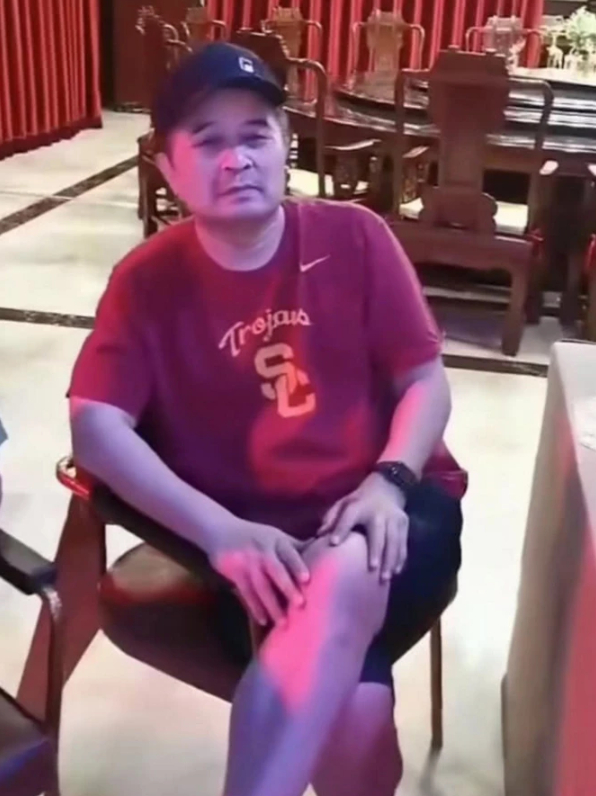 毕福剑现身饭局表情呆滞，紧闭窗帘保护隐私，不敢喝酒以茶相代？