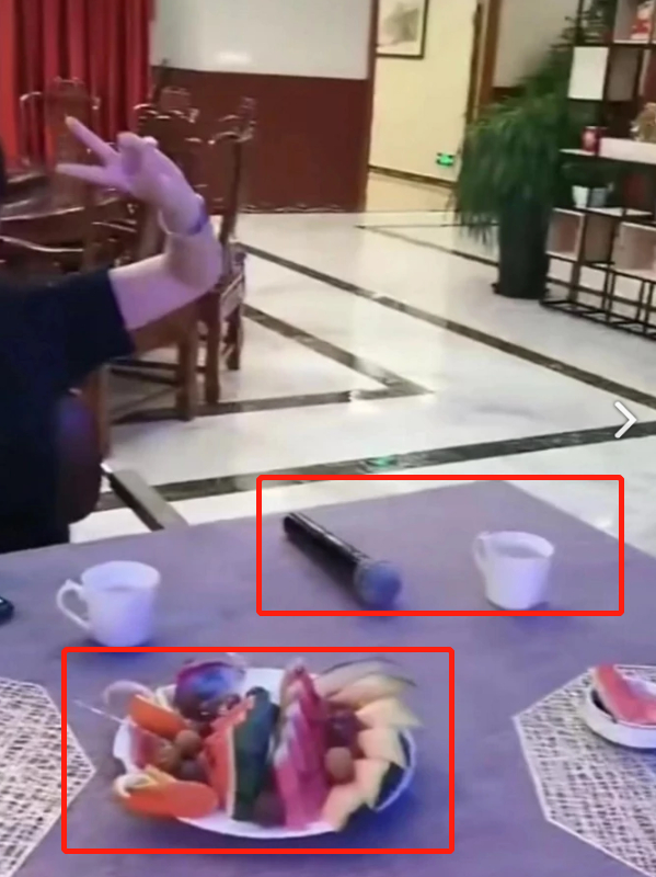 毕福剑现身饭局表情呆滞，紧闭窗帘保护隐私，不敢喝酒以茶相代？