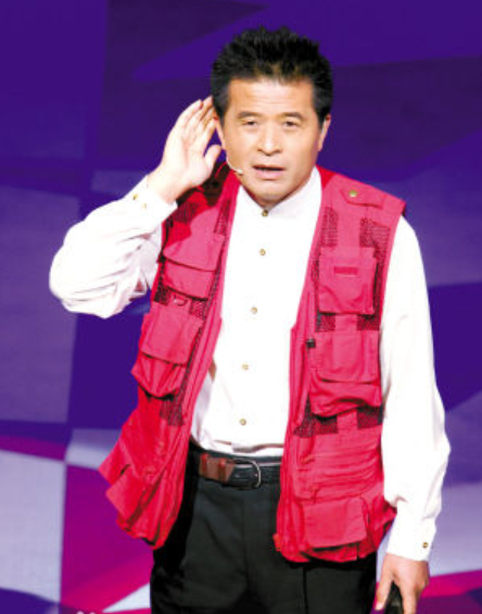 毕福剑现身饭局表情呆滞，紧闭窗帘保护隐私，不敢喝酒以茶相代？