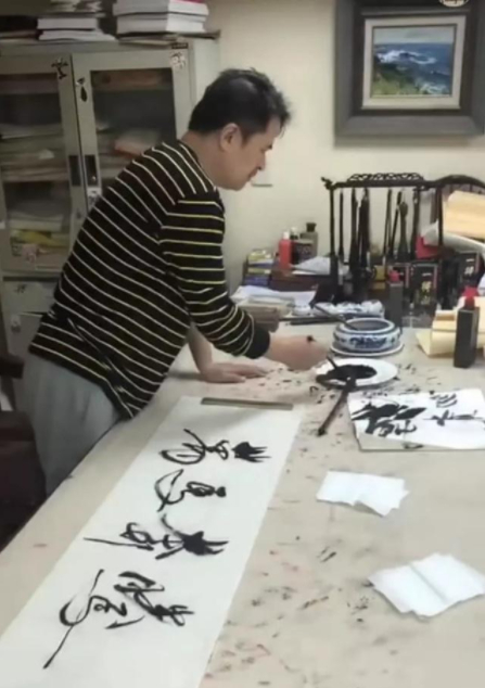 毕福剑现身饭局表情呆滞，紧闭窗帘保护隐私，不敢喝酒以茶相代？