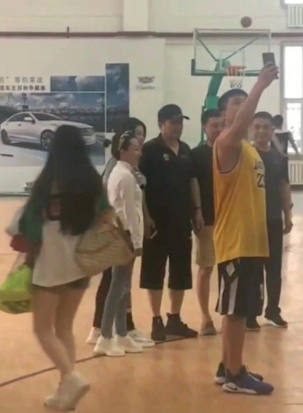 毕福剑现身饭局表情呆滞，紧闭窗帘保护隐私，不敢喝酒以茶相代？