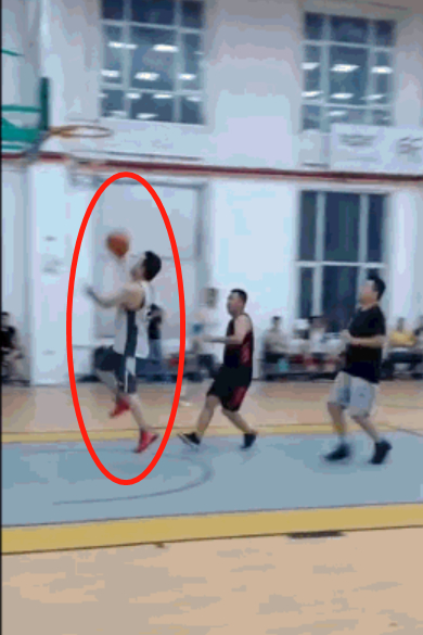 毕福剑现身饭局表情呆滞，紧闭窗帘保护隐私，不敢喝酒以茶相代？