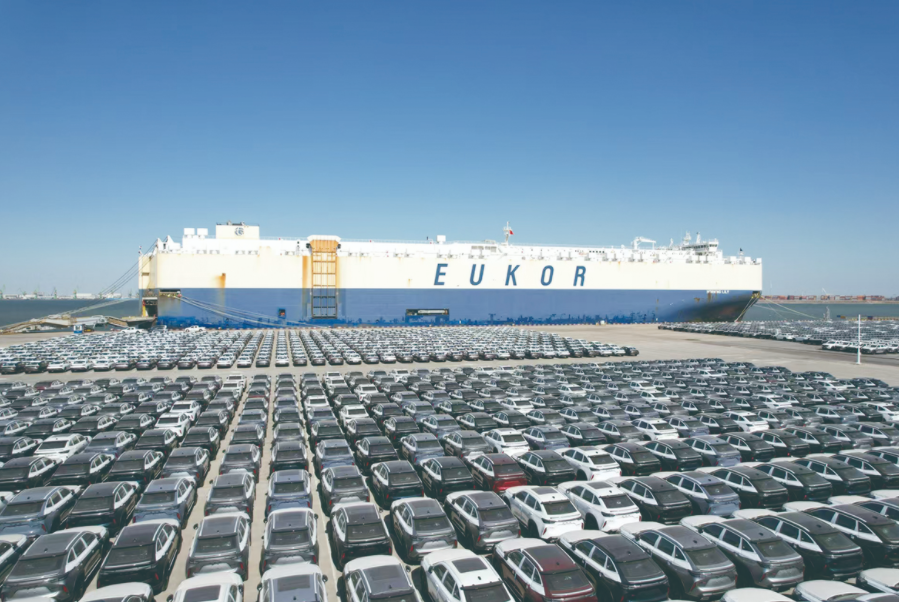 在天津港环球滚装码头，4000余辆国产品牌商品车陆续装船发往海外。天津日报 记者吴迪摄