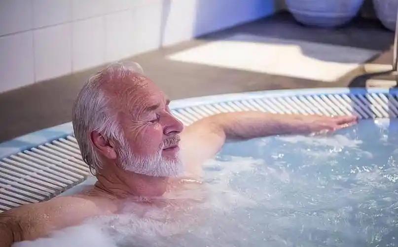 老年人冬季洗澡频率_老年人冬季洗澡注意事项_洗澡用什么洗最好