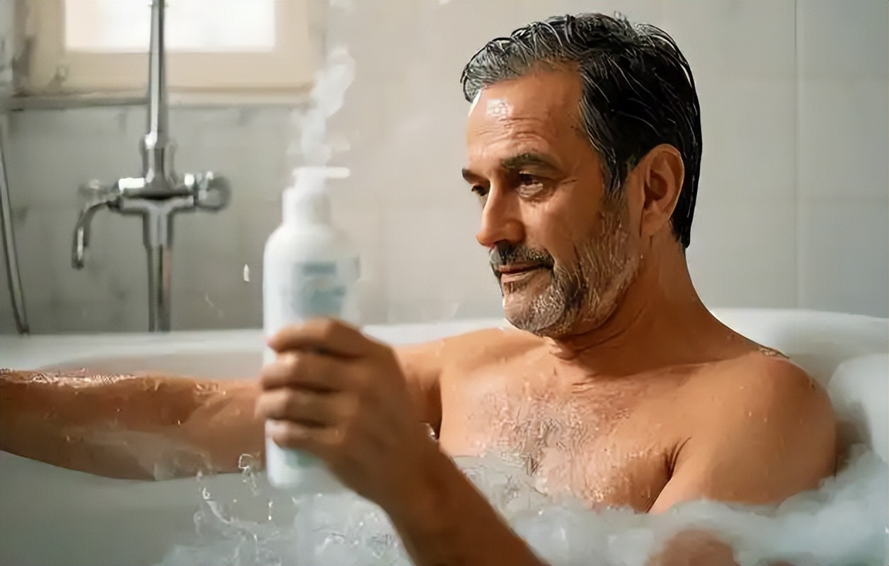 老年人冬季洗澡注意事项_老年人冬季洗澡频率_洗澡用什么洗最好