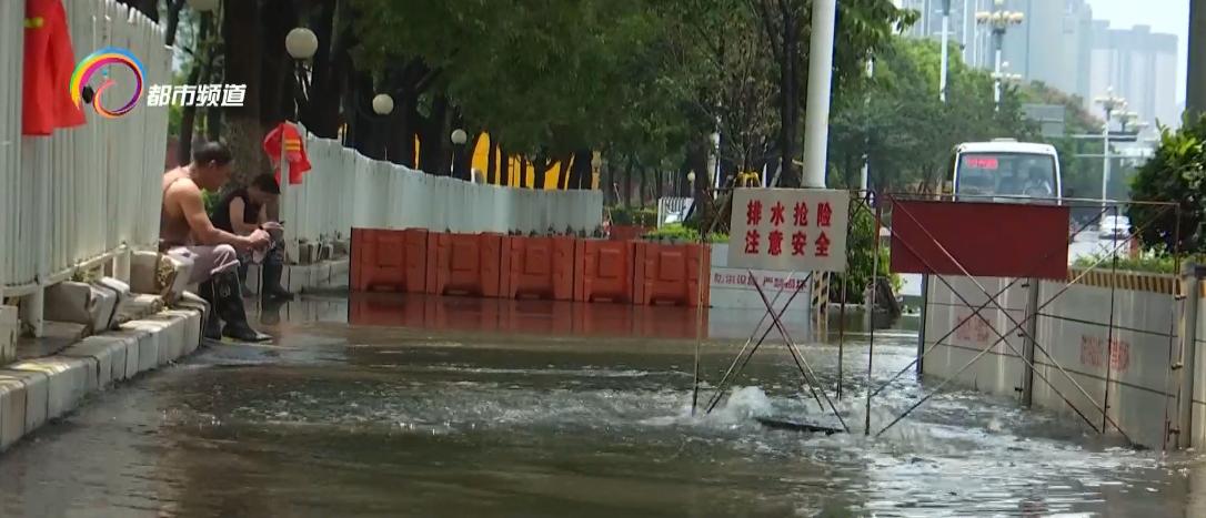 昆明暴雨淹水_昆明人民西路海源中路口淹积水情况_昆明7月30日降雨道路积水排水抢险
