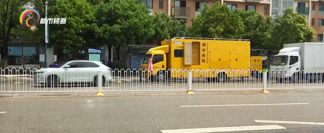昆明暴雨淹水_昆明7月30日降雨道路积水排水抢险_昆明人民西路海源中路口淹积水情况
