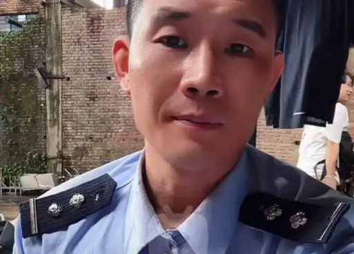 “嘎子谢孟伟”穿警服直播带货引争议，本人公开道歉