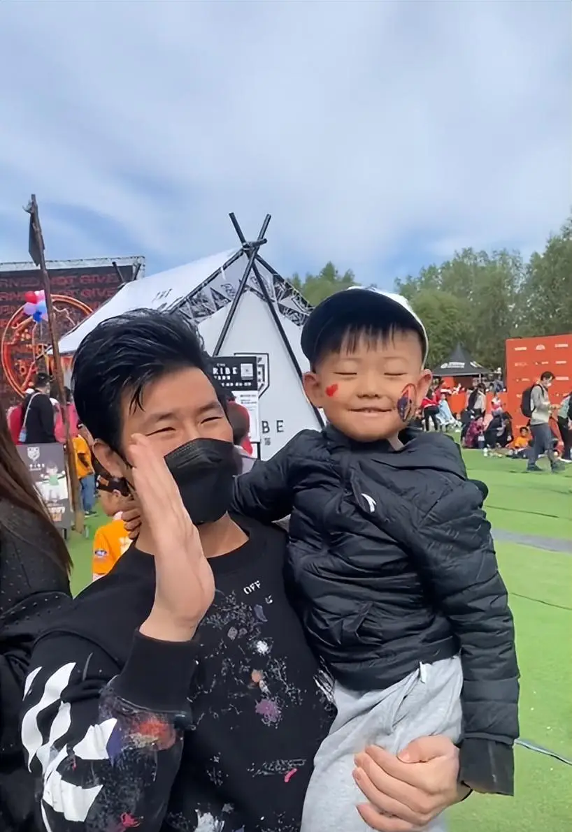 嘎子为什么不带货了？开直播被网红指鼻子骂，过气的明星下场太惨