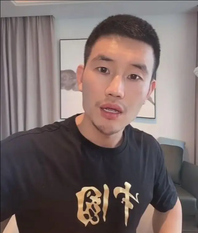 谢孟伟转型网红经历_谢孟伟直播带货现状_“嘎子”谢孟伟回应直播穿警服骂人