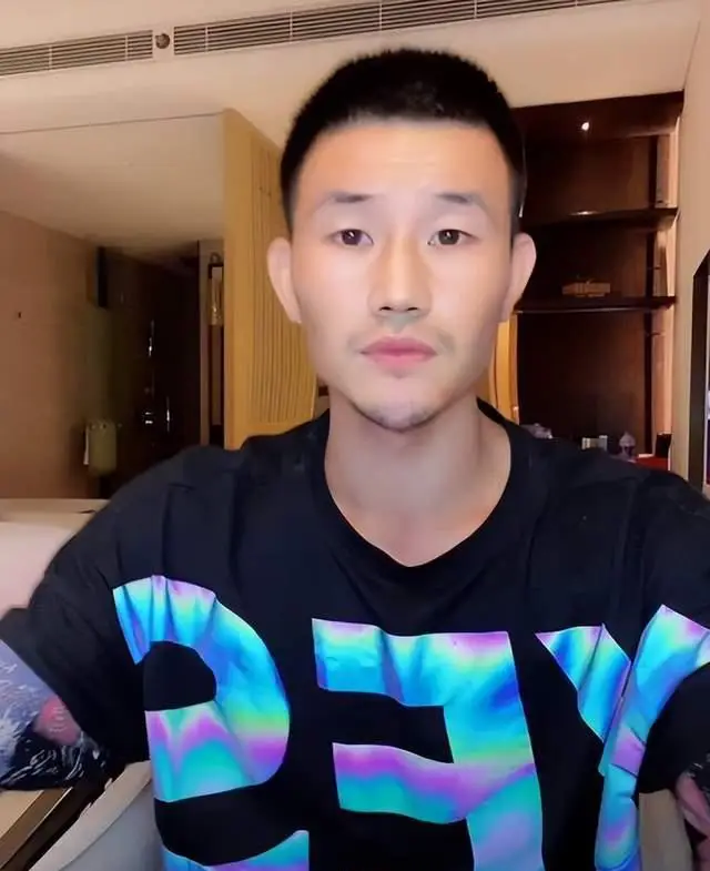 谢孟伟转型网红经历_谢孟伟直播带货现状_“嘎子”谢孟伟回应直播穿警服骂人