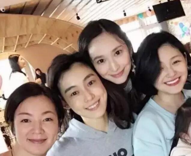 吴佩慈孕妇装生活照_吴佩慈宣布怀孕_吴佩慈怀孕数月