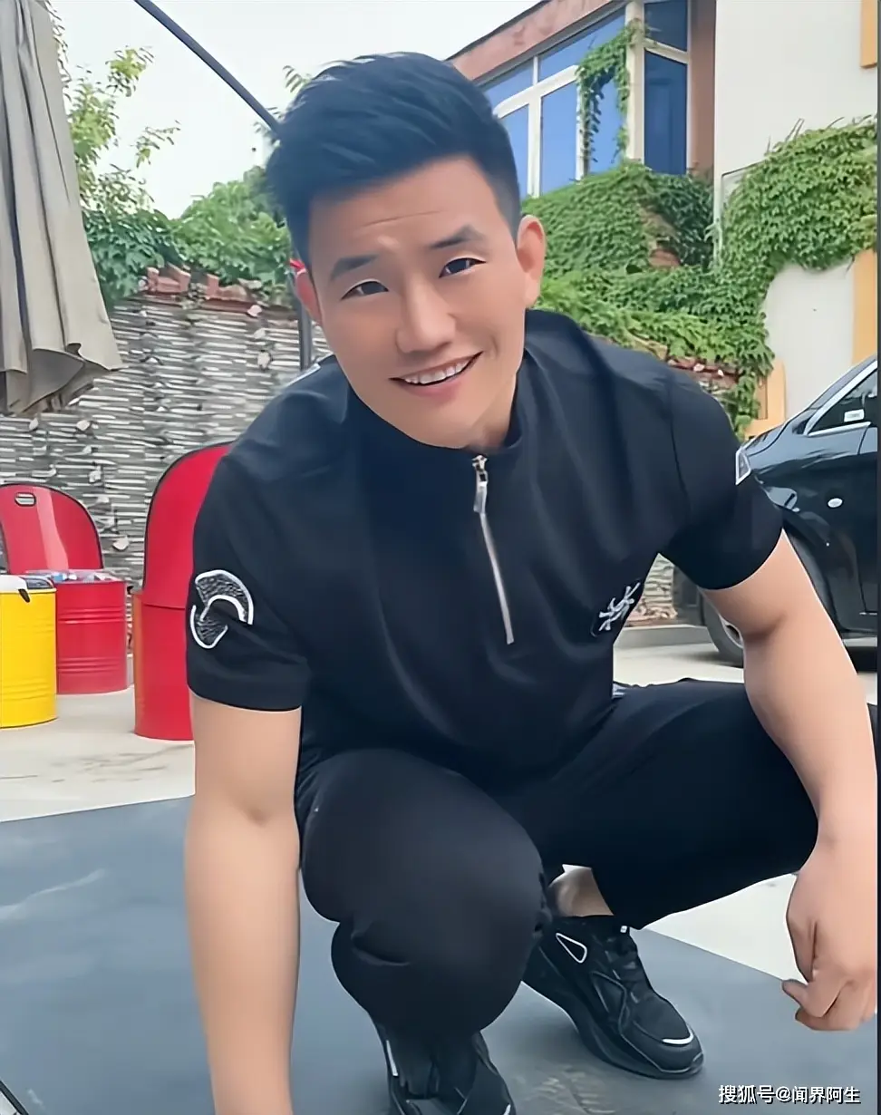 “嘎子”谢孟伟回应直播穿警服骂人_谢孟伟警服直播道歉_嘎子谢孟伟穿警服直播事件